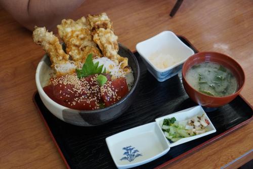 私はヅケマグロとマグロ天婦羅の丼にしました