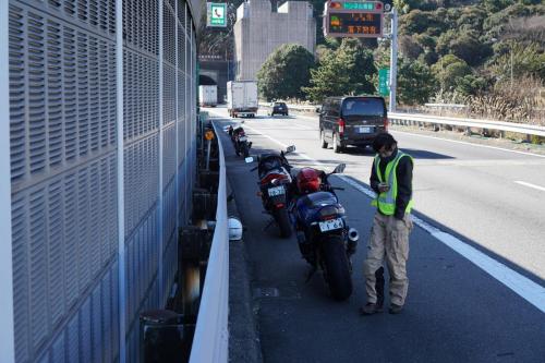 タイミング良く高速パトロールが後ろに来てくれたので、割と安全に止まれました