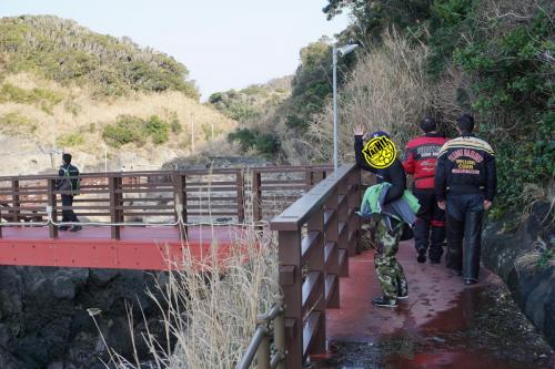 赤い橋があったのですが、一部崩落のため通行止め・・