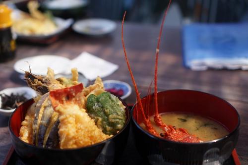 2000円の天丼は伊勢海老1匹まるごと！