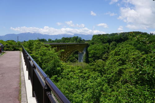 大きな橋が見える駐車場です
