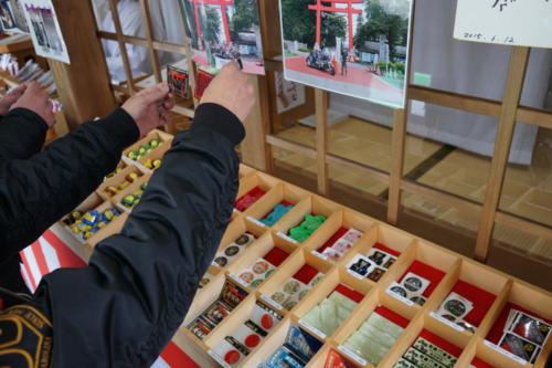 色んなお守りが売られていました