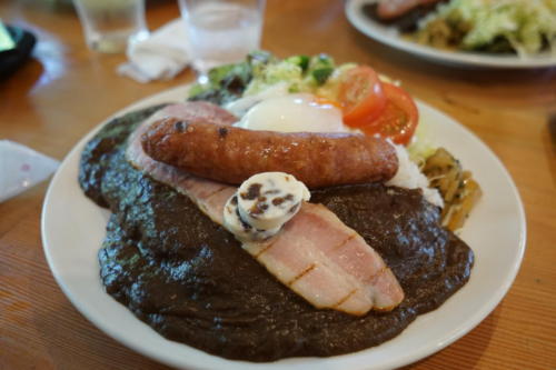 出てきたカレー・・オシャレな雰囲気とは裏腹に結構大盛でした