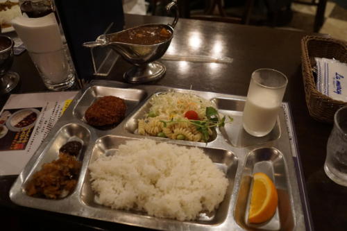 比較的スタンダードなカレーを注文しました