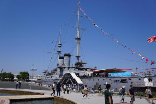 猿島行きのフェリーは、記念艦三笠の近くです