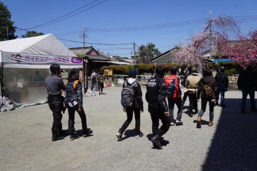 ガイドさんによる案内開始です