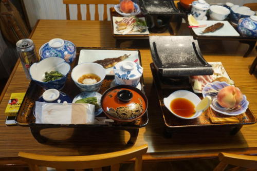本日の夕食・・なにやら食事に蟻が集っていたようで、暫く待たされました(笑