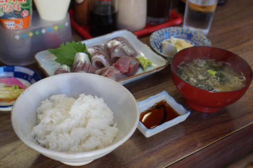 刺身のアジは、半身丸ごとなので食べ応え抜群