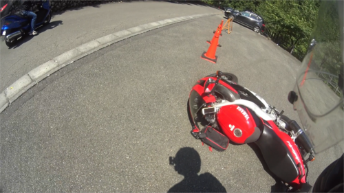 目的地に到着した途端、リーダーがコレです